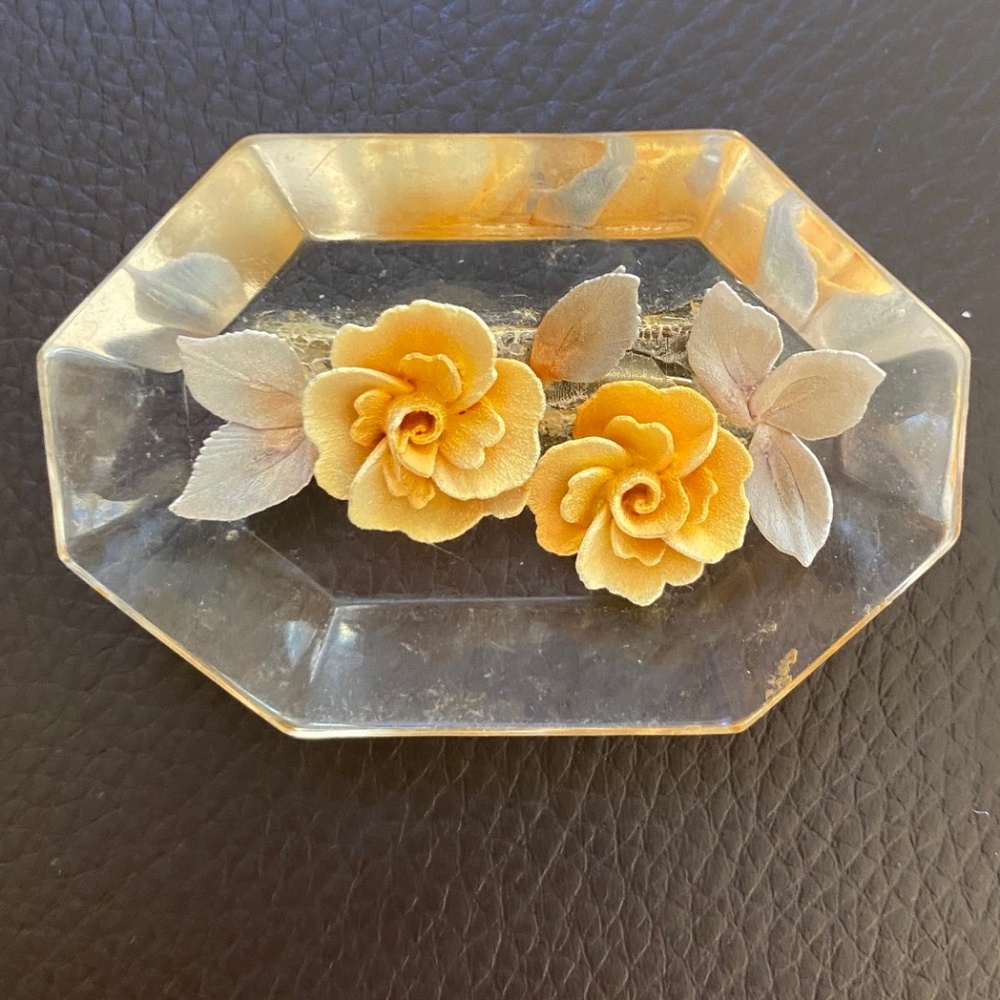 Vintage Lucite Floral Brooch – Embedded Yellow Roses (1950s–60s Style)